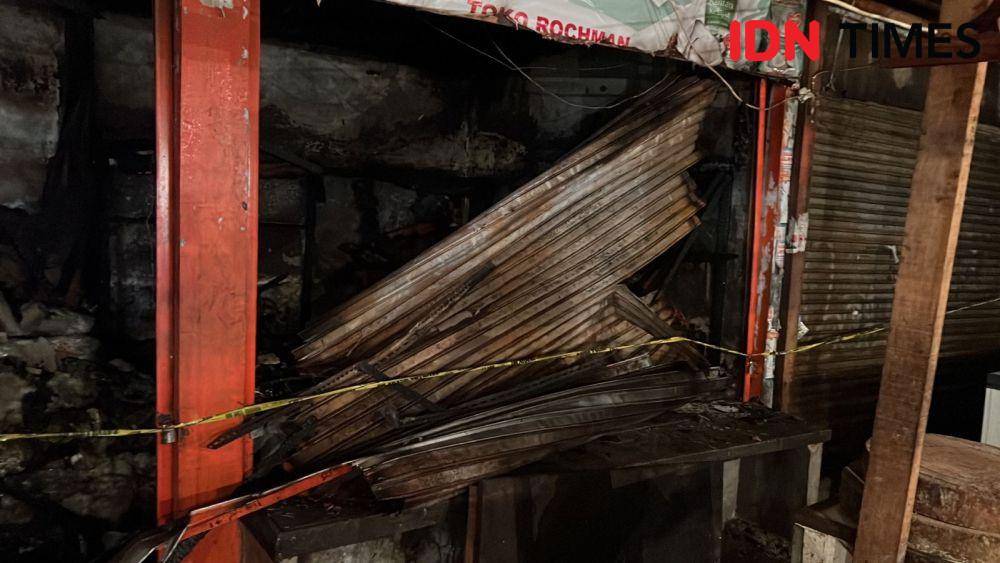 Salah satu kios yang hangus terbakar pada peristiwa kebakaran Pasar Kemirimuka, Kecamatan Beji, Kota Depok. (IDNTimes/Dicky)