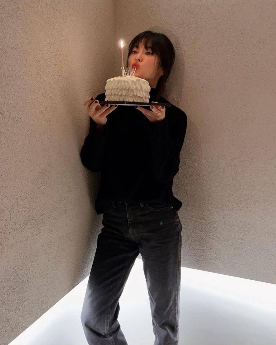 Outfit serba hitam ala Song Hye Kyo (instagram.com/kyo1122)