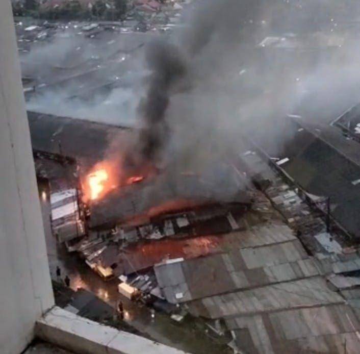 Kebakaran di Pasar Kemirimuka, Kecamatan Beji, Kota Depok, terlihat dari ketinggian sebuah gedung. (Istimewa)