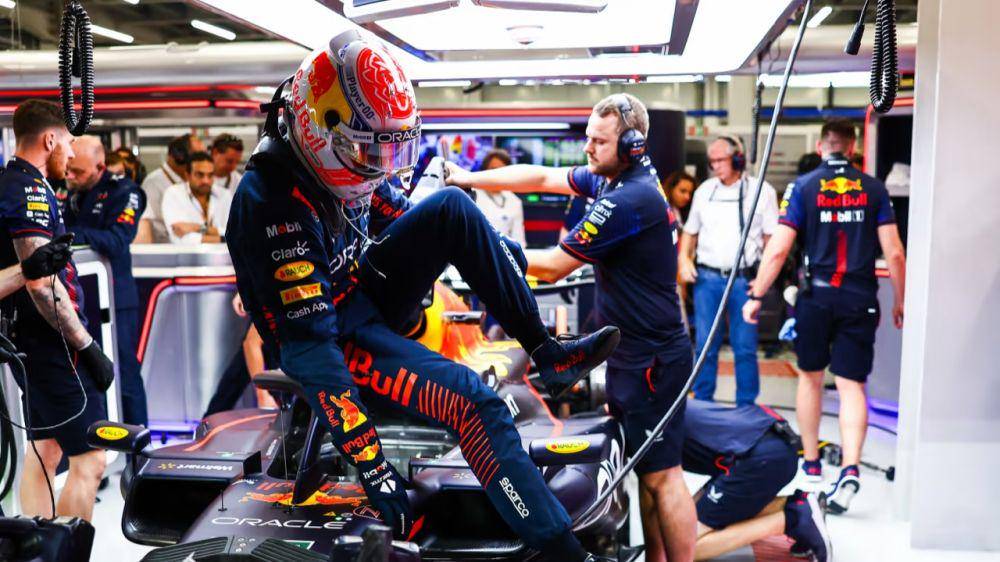 Max Verstappen keluar dari mobilnya saat sesi kualifikasi GP Arab Saudi 2023. (formula1.com)