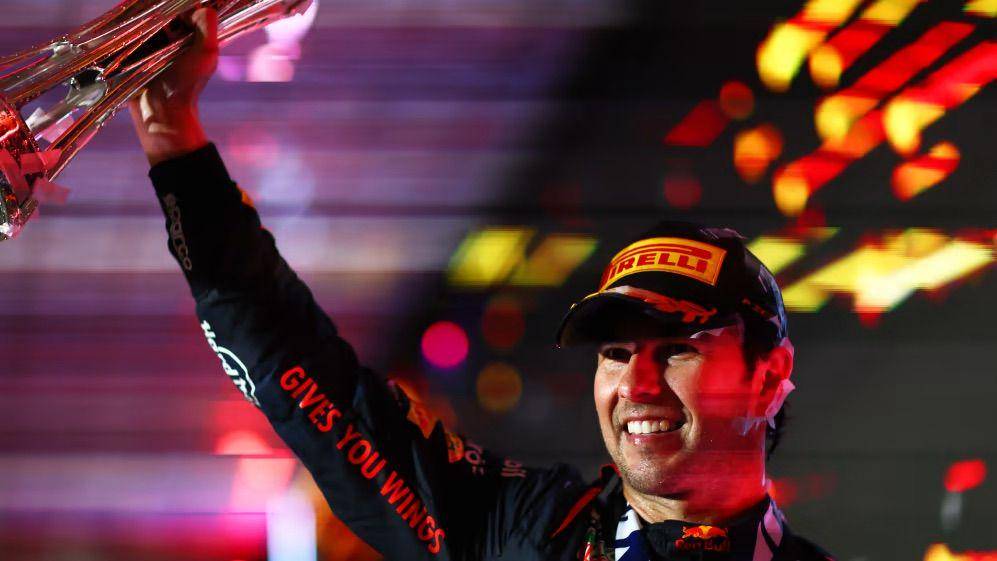 Sergio Perez mengangkat trofi usai finis pertama di GP Arab Saudi 2023. (formula1.com)