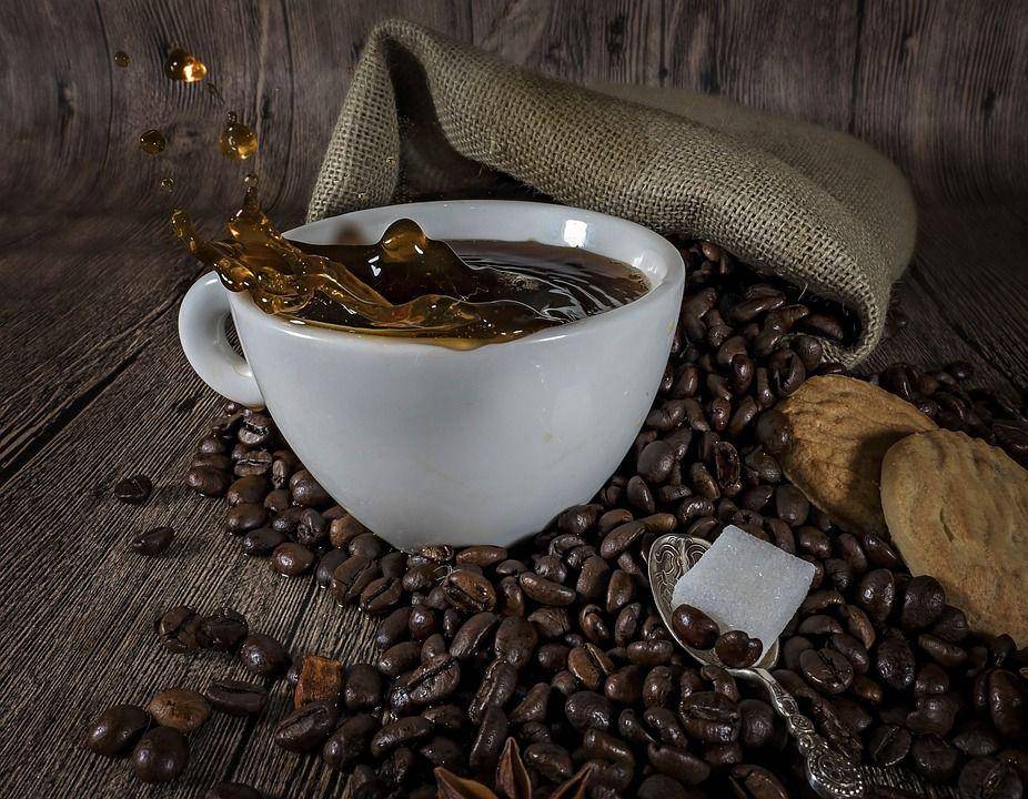 kopi yang telah tersaji di dalam sebuah cangkir (pixabay.com/bevlea