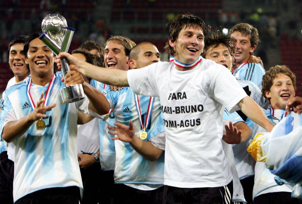Lionel Messi (kaus putih) memegang trofi. (twitter.com/FIFAcom)