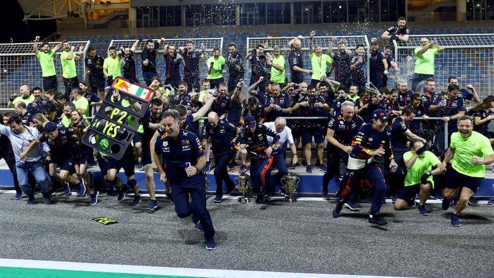 Kru dan pembalap Red Bull merayakan keberhasilan finis 1–2 di GP Arab Saudi 2023. (formula1.com)