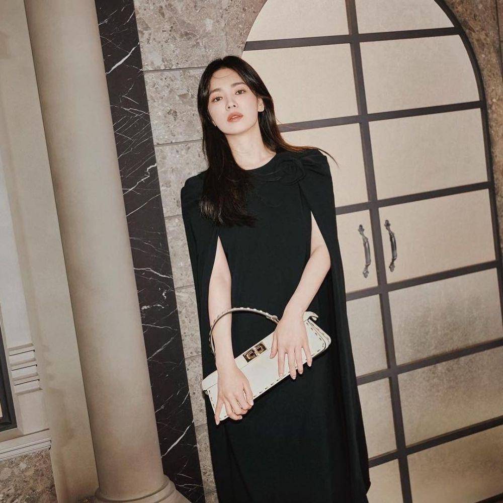 Outfit serba hitam ala Song Hye Kyo (instagram.com/kyo1122)