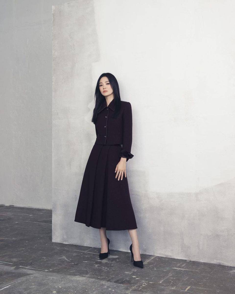 Outfit serba hitam ala Song Hye Kyo (instagram.com/kyo1122)