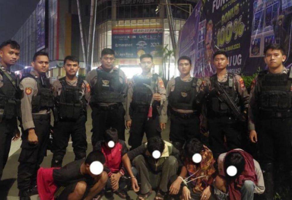 Tim Presisi Polres Metro Bekasi Kota mengamankan lima orang pemuda. (Dokumen Polres Metro Bekasi Kota)