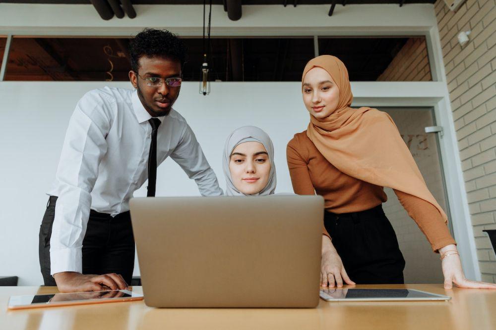 6 Alasan Gak Perlu Menggurui meski Sukses di Usia Muda