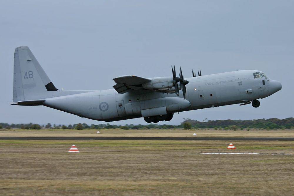 Super Hercules takeoff (www.airliners.net)