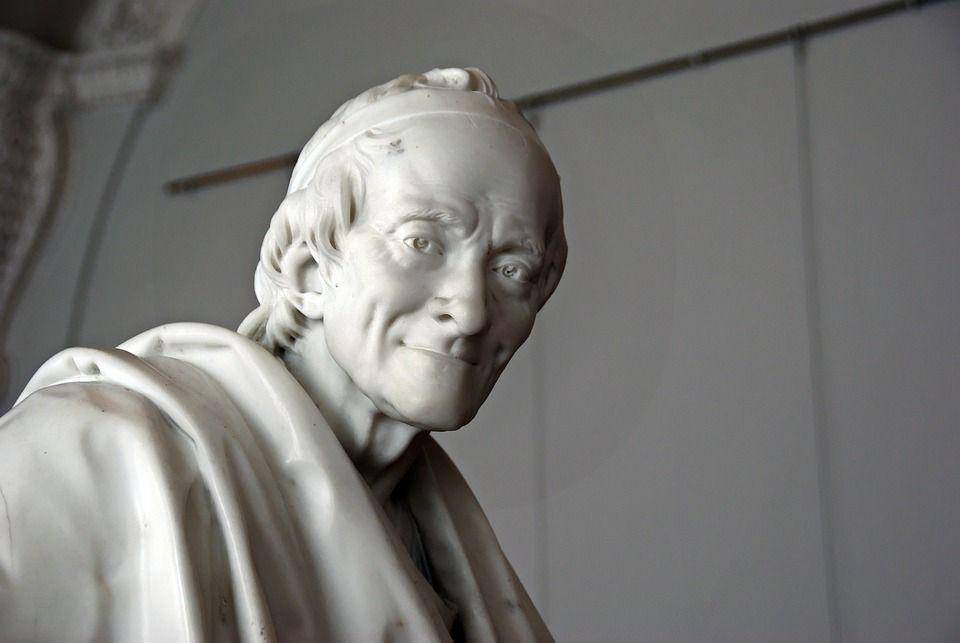 patung filsuf Prancis Voltaire, seorang penulis yang kecanduan kopi (pixabay.com/DEZALB)