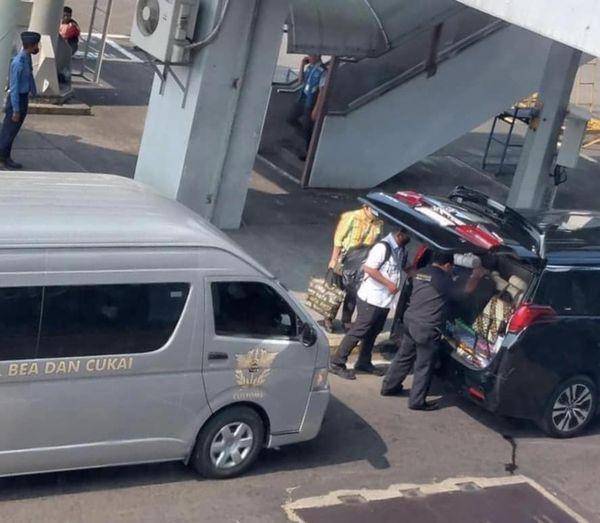 Viral Toyota Alphard dan mobil Bea Cukai di apron bandara (Facebook/Peter F Gontha)