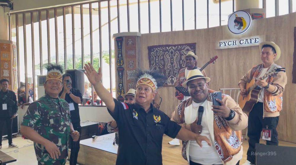 Menteri Pertahanan Prabowo Subianto menyanyikan lagu Ojo Dibandingke saat kunjunga kerja di Jayapura. (Dok/Gerindra)