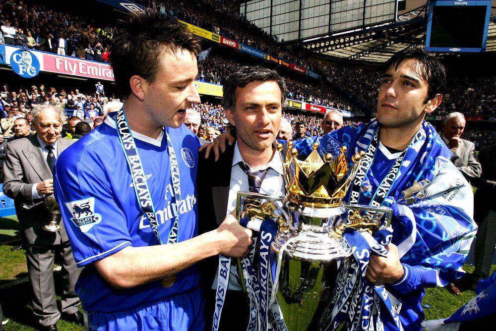 Jose Mourinho (tengah) membawa Chelsea juara Premier League 2004/2005. (premierleague.com)