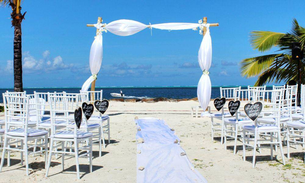 inspirasi wedding venue di pantai (unsplash.com/@arshadpooloo)