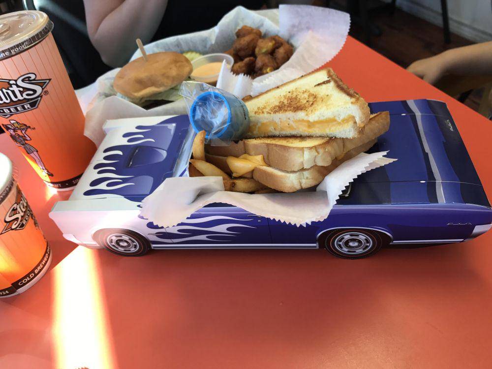 potret makanan disajikan di atas mainan (reddit.com/user/mentalapparition)