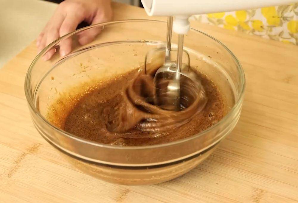 proses saat membuat Fudgy Brownies Bites (youtube.com/Devina Hermawan)