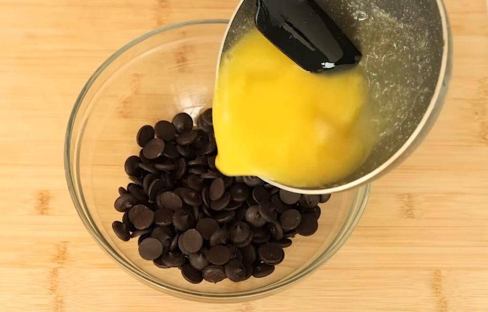 proses saat membuat Fudgy Brownies Bites (youtube.com/Devina Hermawan)