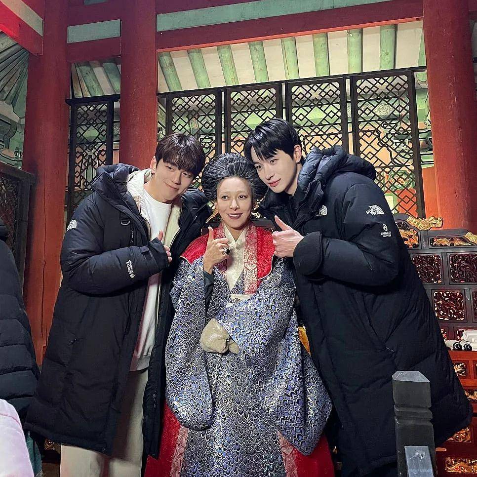 Para cast di lokasi syuting The Heavenly Idol (instagram.com/sangnam0129)