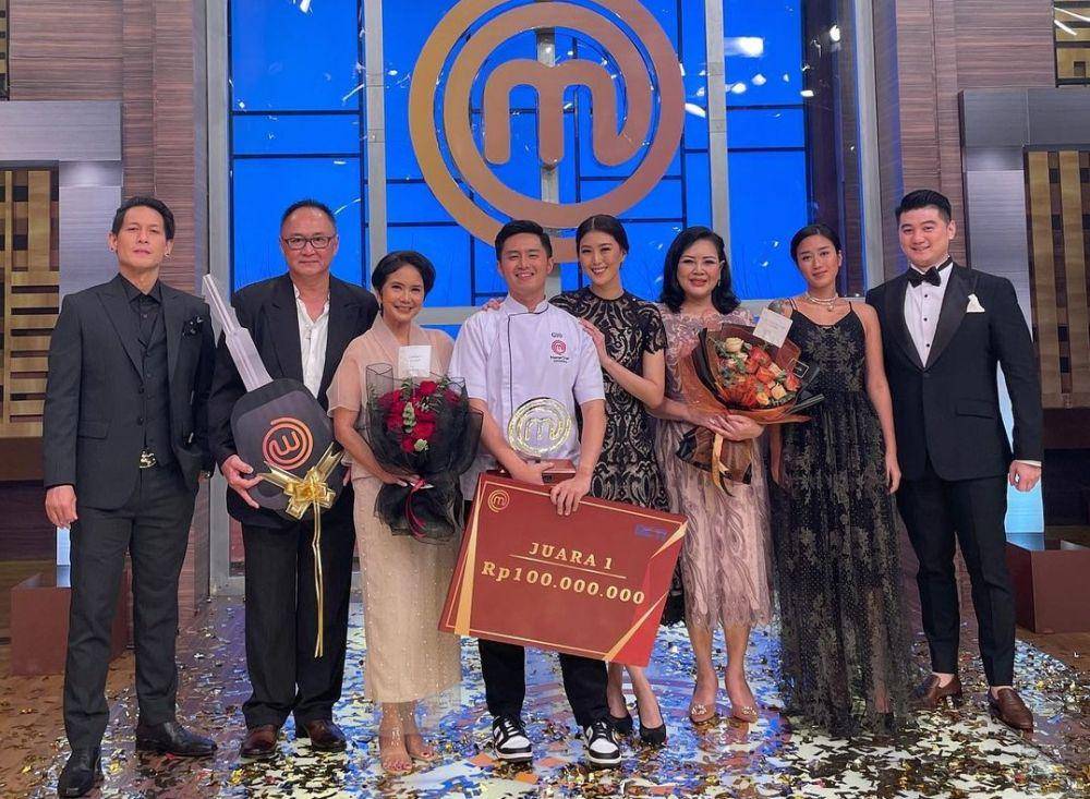 potret Gio bersama keluarga dan juri MasterChef Indonesia season 10 (instagram.com/gio.mci10)