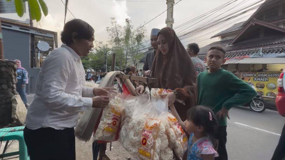 Kartika Putri ngabuburit (YouTube.com/ Kartika Putri Official)