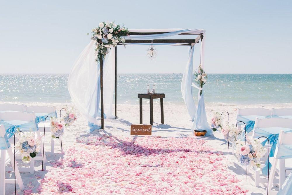 9 Dekorasi Venue Pernikahan di Pantai, Didominasi Banyak Bunga