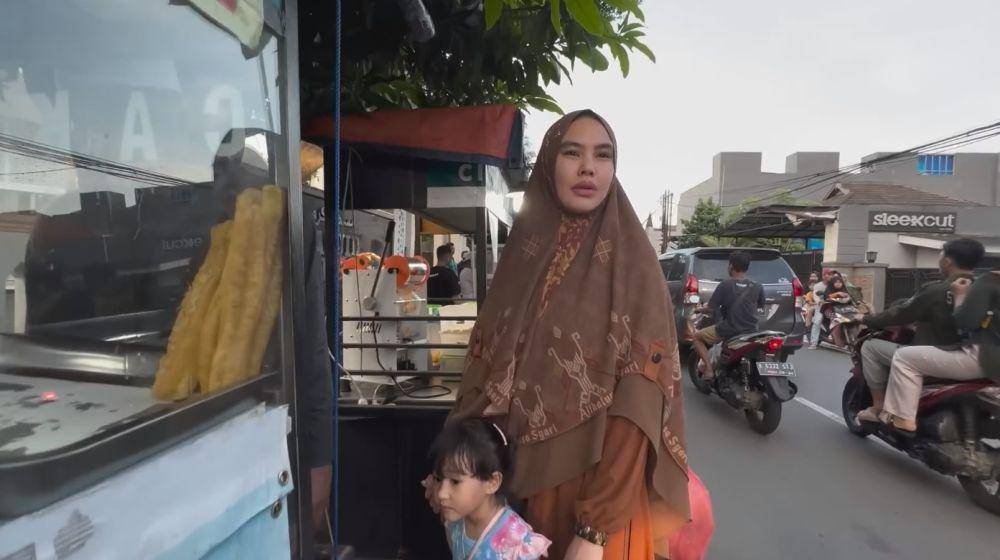 Kartika Putri ngabuburit (YouTube.com/ Kartika Putri Official)