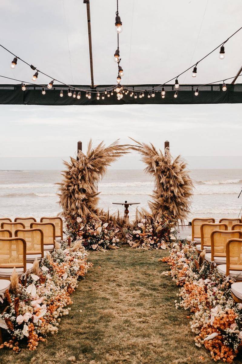 inspirasi wedding venue di pantai (pexels.com/@jonathanborba)