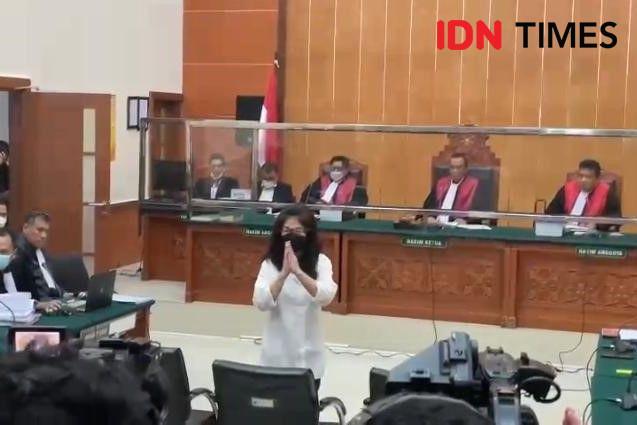 Terdakwa kasus penjualan sabu sekaligus kaki tangan Teddy Minahasa, Linda Pujiastuti alias Anita Cepu saat hendak menghadapi sidang tuntutan di PN Jakarta Barat. (IDN Times/Amir Faisol)