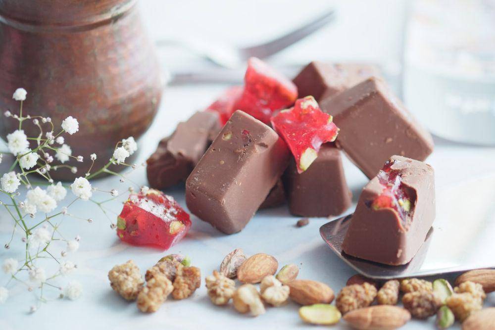 ilustrasi cokelat isi kurma (unsplash.com/Caglar Araz)
