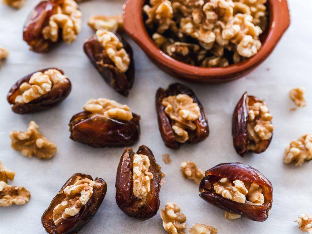 ilustrasi kurma isi kacang (unsplash.com/Ella Olsson)