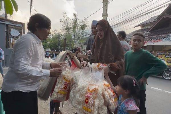 Kartika Putri ngabuburit (YouTube.com/ Kartika Putri Official)