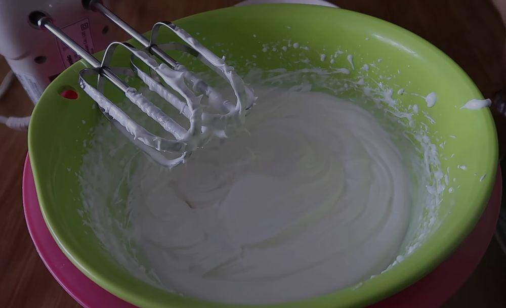 membuat es krim kelapa (youtube.com/MamiVe's Diary)