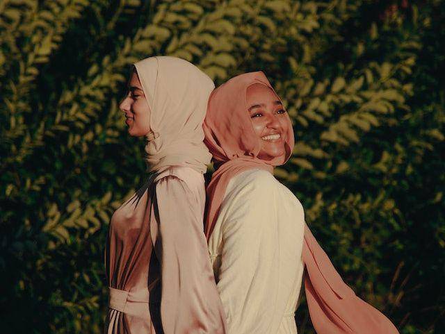 gambar dua perempuan Muslim (pexels.com/PNW Production)