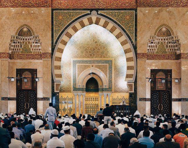 gambar suasana salat tarawih di masjid (unsplash.com/Rumman Amin)