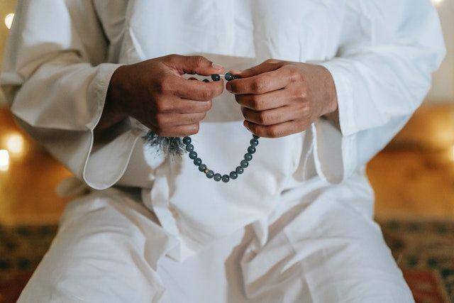 gambar orang yang sedang berzikir (pexels.com/Michael Burrows)