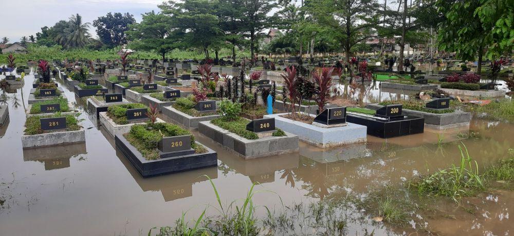 TPU Kebun Bunga Palembang Terendam Banjir Usai Hujan 5 Jam