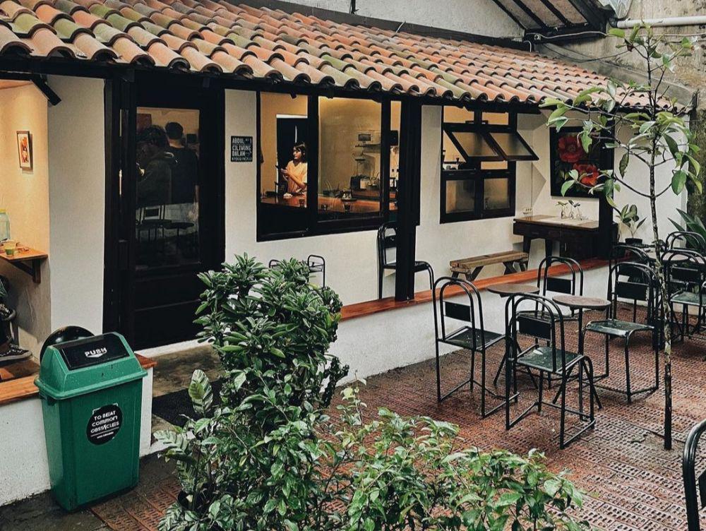 5 Kafe Mungil di Bandung yang Comfy buat Me Time, 'Nyempil' dalam Gang