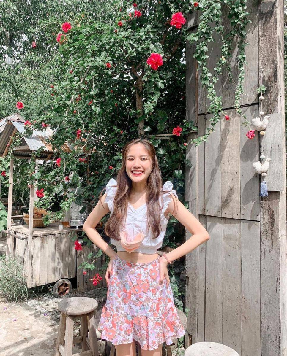 inspirasi outfit feminim ala Freen Sarocha (instagram.com/srchafreen)