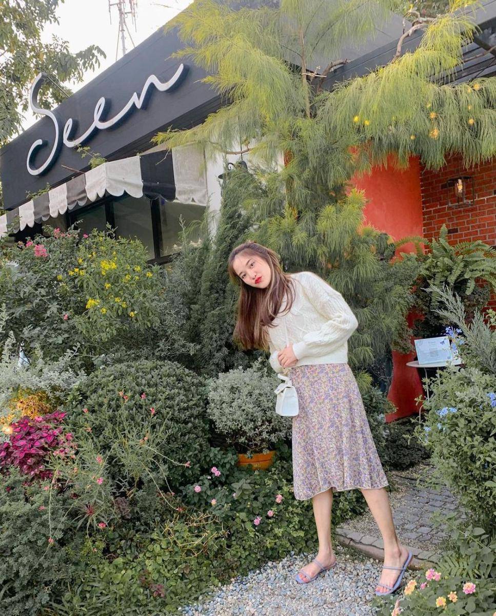 inspirasi outfit feminim ala Freen Sarocha (instagram.com/srchafreen)