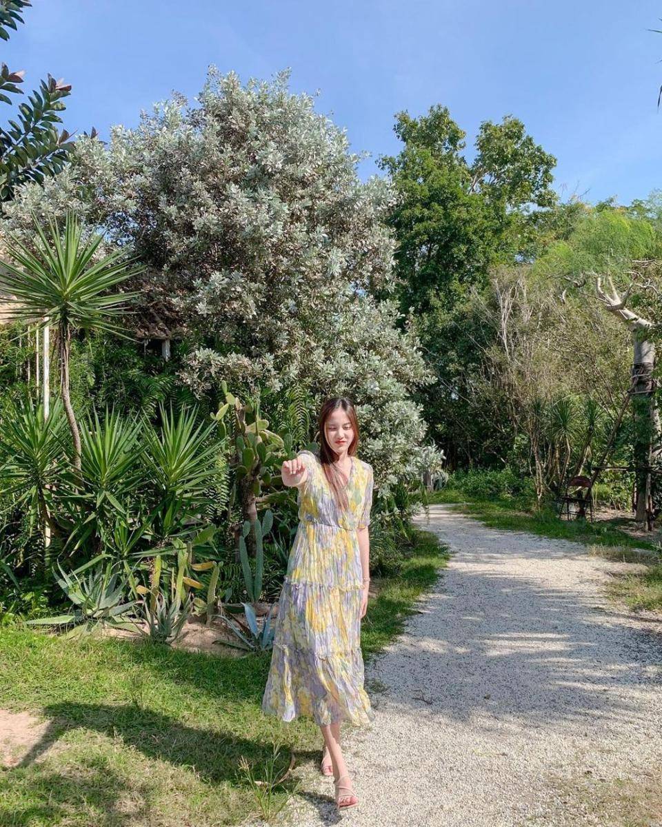 inspirasi outfit feminim ala Freen Sarocha (instagram.com/srchafreen)