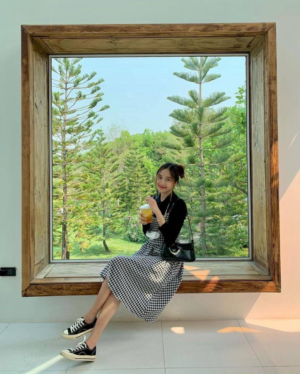 inspirasi outfit feminim ala Freen Sarocha (instagram.com/srchafreen)