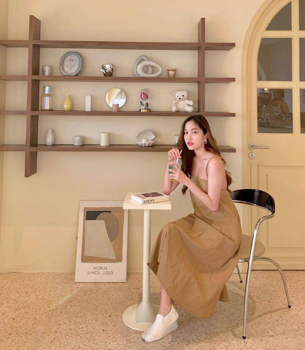inspirasi outfit feminim ala Freen Sarocha (instagram.com/srchafreen)