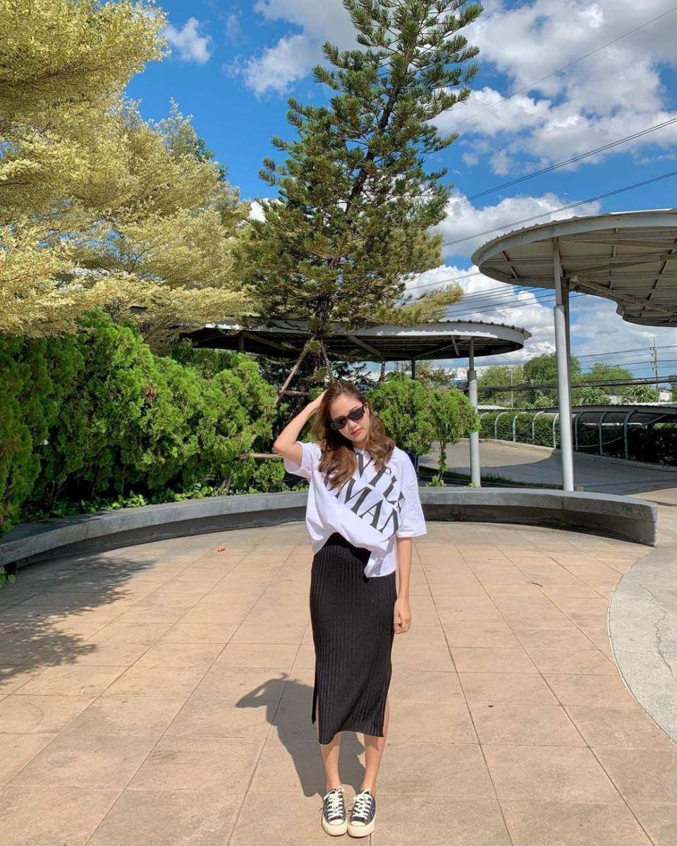 inspirasi outfit feminim ala Freen Sarocha (instagram.com/srchafreen)