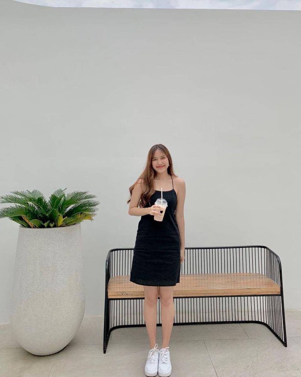 inspirasi outfit feminim ala Freen Sarocha (instagram.com/srchafreen)