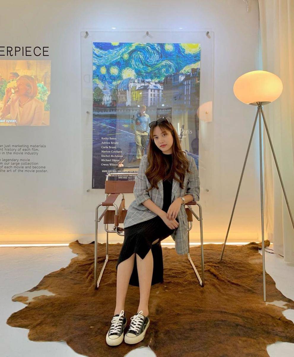 inspirasi outfit feminim ala Freen Sarocha (instagram.com/srchafreen)