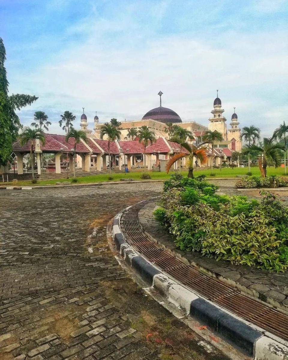 Masjid Agung At-Tin (instagram.com/poetrofs)