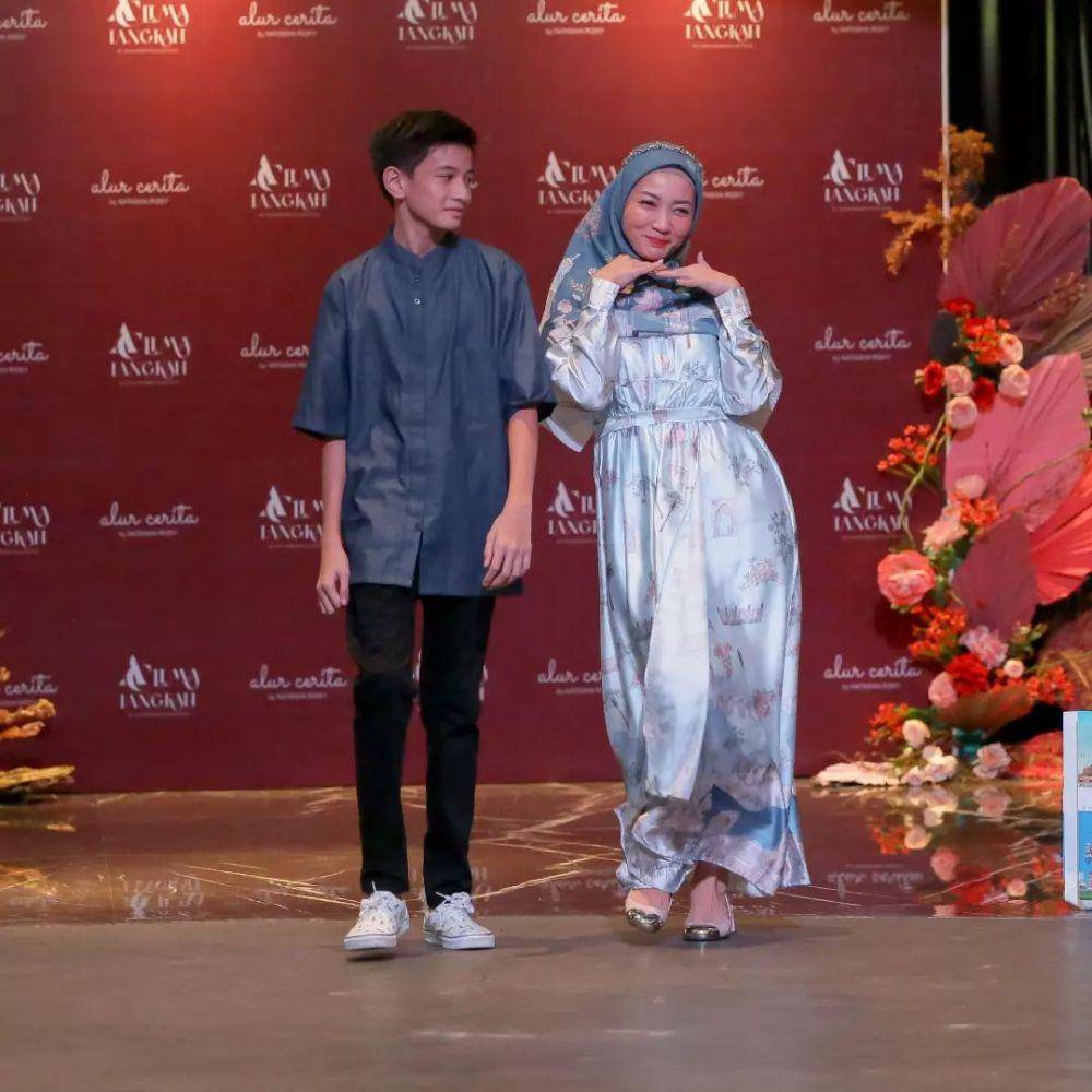 Hesti Purwadinata dan Regas Borne Putra menjadi model fashion show brand Natasha Rizky  (instagram.com/alurcerita)