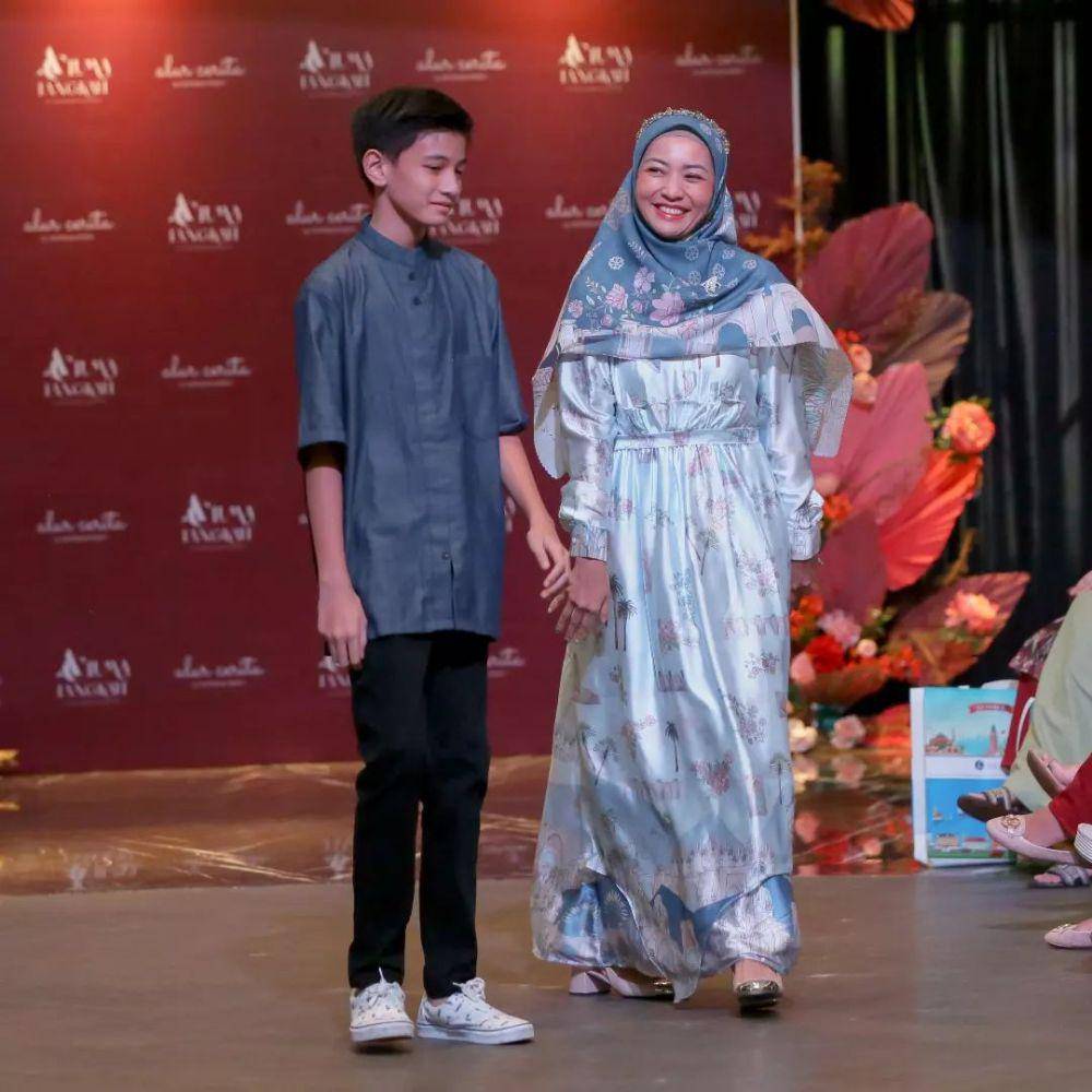 Hesti Purwadinata dan Regas Borne Puta menjadi model fashion show brand Natasha Rizky (instagram.com/alurcerita)