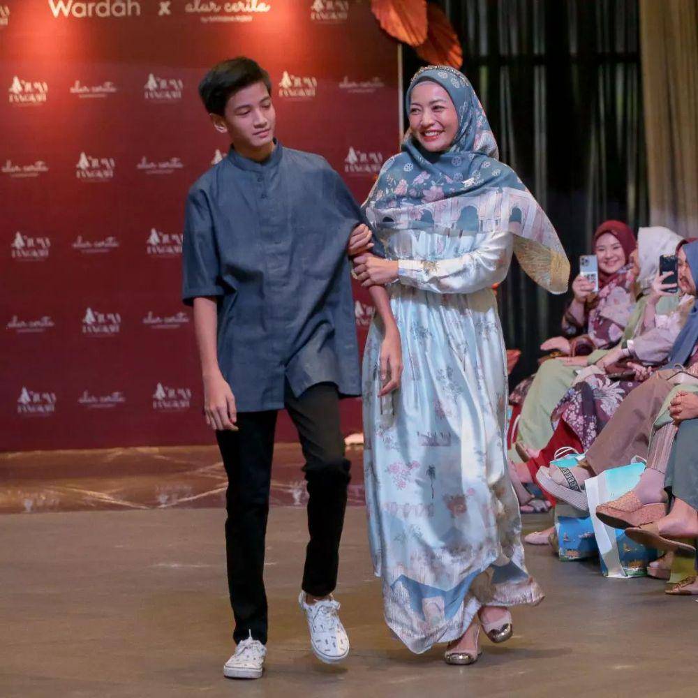 Hesti Purwadinata dan Regas Borne Putra menjadi model fashion show brand Natasha Rizky  (instagram.com/alurcerita)