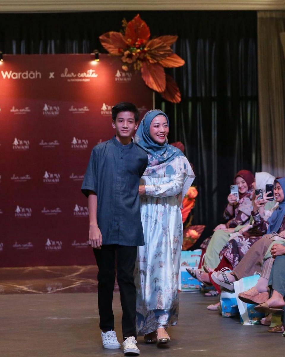 Hesti Purwadinata dan Regas Borne Puta menjadi model fashion show brand Natasha Rizky (instagram.com/alurcerita)